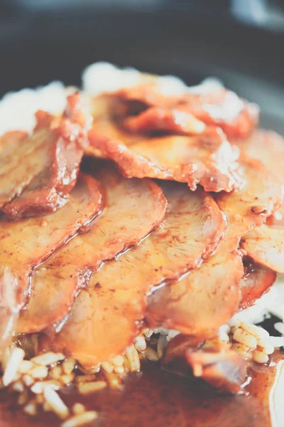 Cerdo rojo asado en salsa con arroz y pepino — Foto de Stock