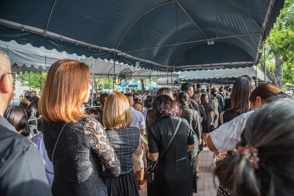 İnsanlar ödemek ve Tayland Kralı Bhumibol için saygı