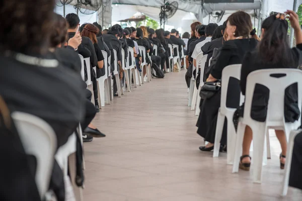 İnsanlar ödemek ve Tayland Kralı Bhumibol için saygı