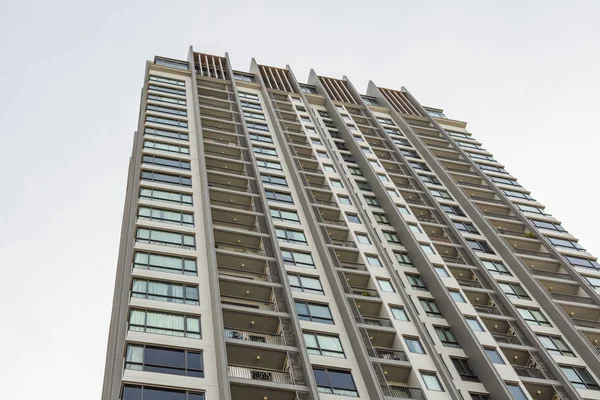 Gökyüzü ve bulut ile dış cephe cam ofis binası