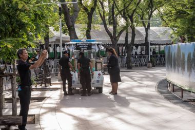 İnsanlar ödemek ve Tayland Kralı Bhumibol için saygı