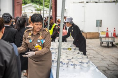 İnsanlar ödemek ve Tayland Kralı Bhumibol için saygı