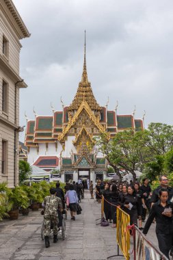 İnsanlar ödemek ve Tayland Kralı Bhumibol için saygı