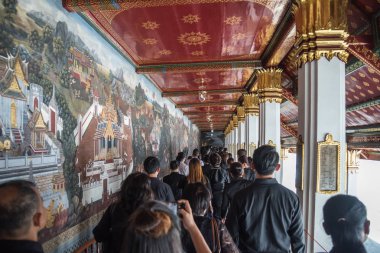 İnsanlar ödemek ve Tayland Kralı Bhumibol için saygı