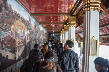 İnsanlar ödemek ve Tayland Kralı Bhumibol için saygı