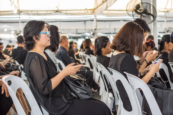 İnsanlar ödemek ve Tayland Kralı Bhumibol için saygı