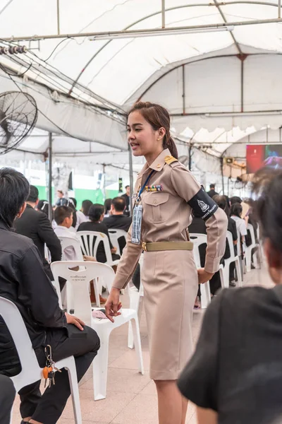 İnsanlar ödemek ve Tayland Kralı Bhumibol için saygı