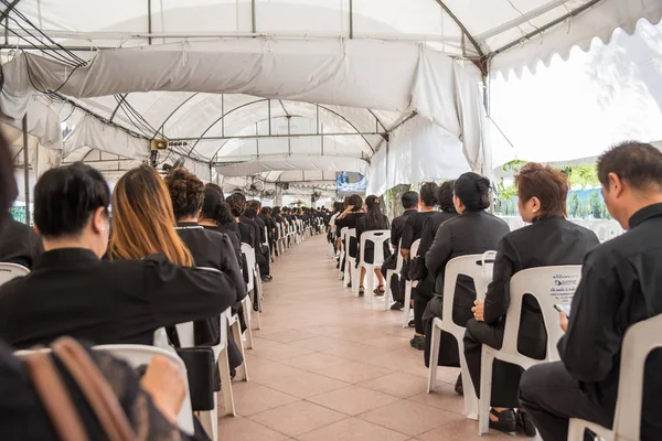 İnsanlar ödemek ve Tayland Kralı Bhumibol için saygı