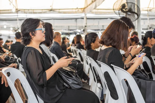 İnsanlar ödemek ve Tayland Kralı Bhumibol için saygı