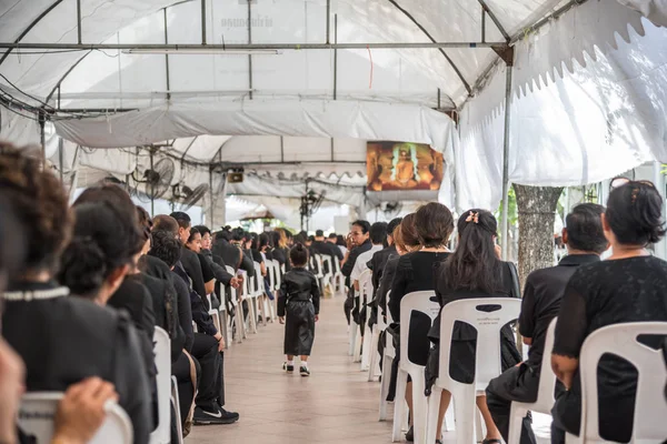 Personas a pagar y respeto al rey tailandés Bhumibol —  Fotos de Stock