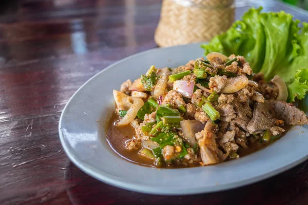 Πικάντικο χοιρινό κιμά σαλάτα (Laab) στο φαγητό του δρόμου της Ταϊλάνδης — Φωτογραφία Αρχείου