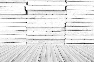 Doku, beyaz renk ahşap teras ile sürecinde taş duvar