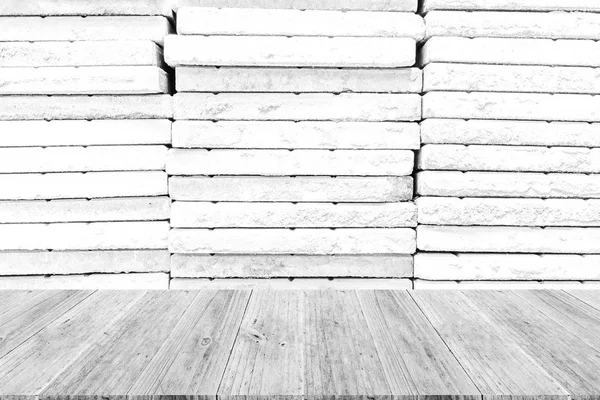 Textura de pared de piedra, proceso en color blanco con terraza de madera — Foto de Stock