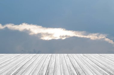 Mavi gökyüzü bulut ile ahşap Teras