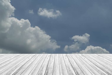 Mavi gökyüzü bulut ile ahşap Teras