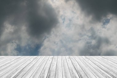 Mavi gökyüzü bulut ile ahşap Teras