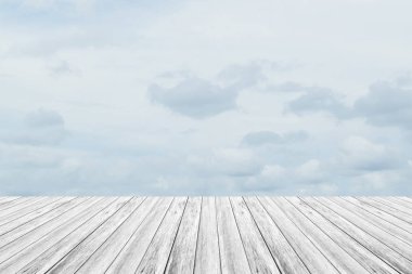 Mavi gökyüzü bulut ile ahşap Teras