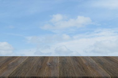 Mavi gökyüzü bulut ile ahşap Teras
