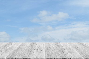 Mavi gökyüzü bulut ile ahşap Teras