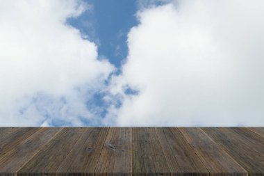 Mavi gökyüzü bulut ile ahşap Teras