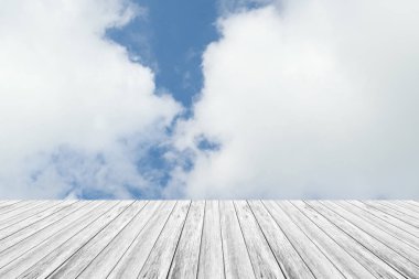 Mavi gökyüzü bulut ile ahşap Teras