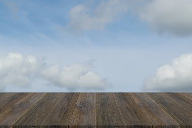 Mavi gökyüzü bulut ile ahşap Teras