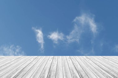 Mavi gökyüzü bulut ile ahşap Teras