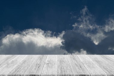 Mavi gökyüzü bulut ile ahşap Teras