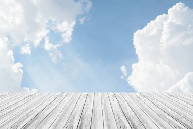 Mavi gökyüzü bulut ile ahşap Teras