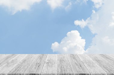 Mavi gökyüzü bulut ile ahşap Teras