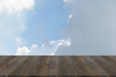 Mavi gökyüzü bulut ile ahşap Teras