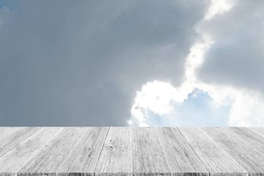 Mavi gökyüzü bulut ile ahşap Teras