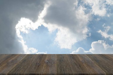 Mavi gökyüzü bulut ile ahşap Teras