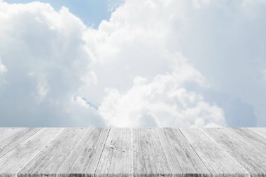 Mavi gökyüzü bulut ile ahşap Teras