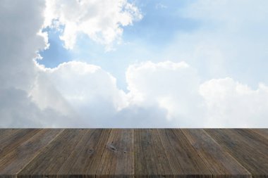 Mavi gökyüzü bulut ile ahşap Teras