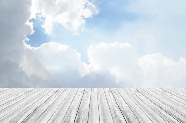 Mavi gökyüzü bulut ile ahşap Teras