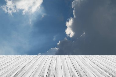 Mavi gökyüzü bulut ile ahşap Teras