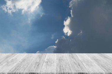 Mavi gökyüzü bulut ile ahşap Teras