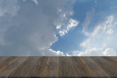 Mavi gökyüzü bulut ile ahşap Teras