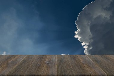 Mavi gökyüzü bulut ile ahşap Teras