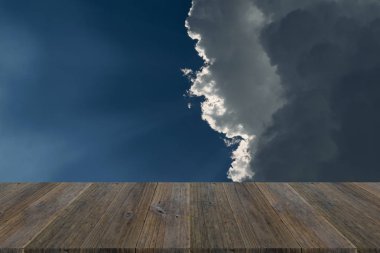 Mavi gökyüzü bulut ile ahşap Teras