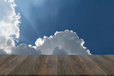 Mavi gökyüzü bulut ile ahşap Teras