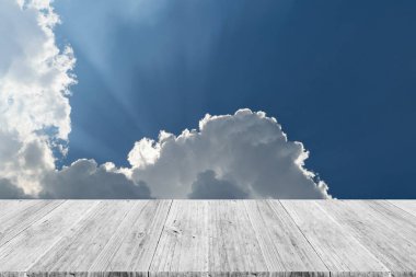 Mavi gökyüzü bulut ile ahşap Teras