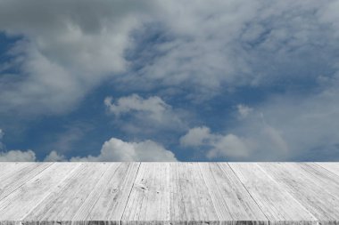 Mavi gökyüzü bulut ile ahşap Teras
