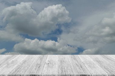 Mavi gökyüzü bulut ile ahşap Teras