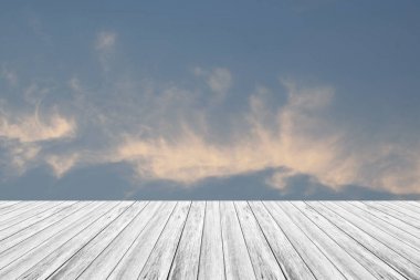 Mavi gökyüzü bulut ile ahşap Teras