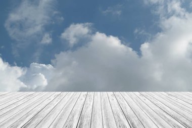 Mavi gökyüzü bulut ile ahşap Teras