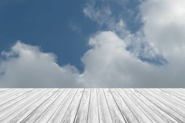 Mavi gökyüzü bulut ile ahşap Teras