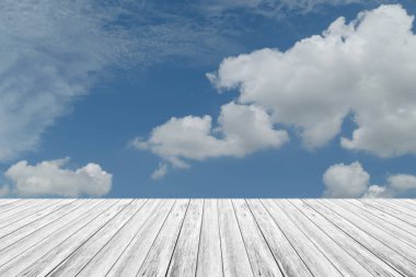 Mavi gökyüzü bulut ile ahşap Teras