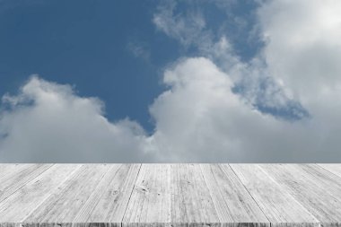 Mavi gökyüzü bulut ile ahşap Teras